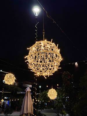 Yılbaşı Dekoratif Sarkıt İç ve Dış Mekan Küre Top Led Aydınlatmalar